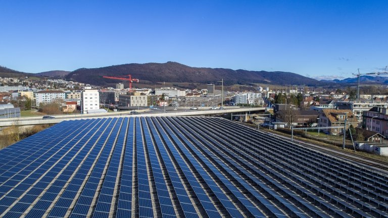 Sur le toit de la patinoire de Delémont, première centrale PV financée grâce au prêt citoyen