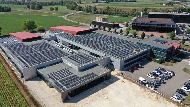 Sur le toit de l’entreprise Willemin-Macodel SA, la plus grande centrale PV de Delémont.