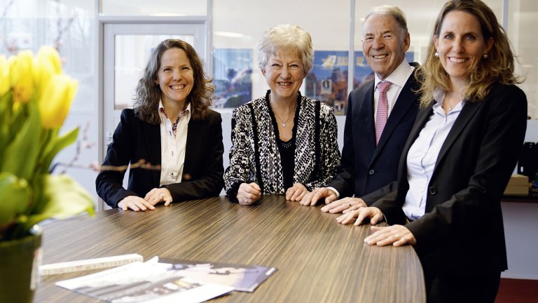 Evelyn Waldis-Iten, Gertrud und Peter Iten sowie Susanna Hug-Iten (v. l.).