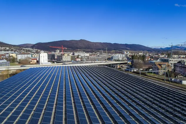 Sur le toit de la patinoire de Delémont, première centrale PV financée grâce au prêt citoyen